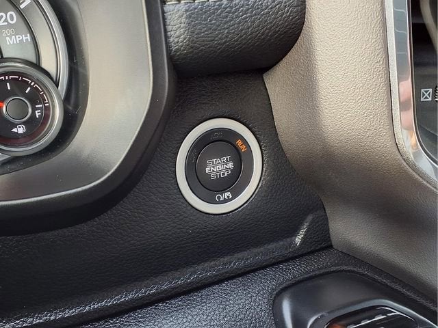 2020 RAM 1500 Laramie Crew Cab 4x4 5'7" Box