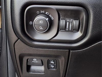 2020 RAM 1500 Laramie Crew Cab 4x4 5'7" Box