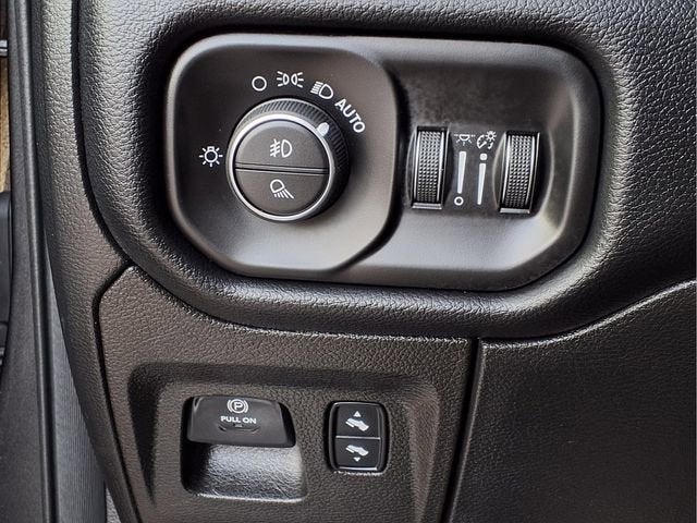 2020 RAM 1500 Laramie Crew Cab 4x4 5'7" Box