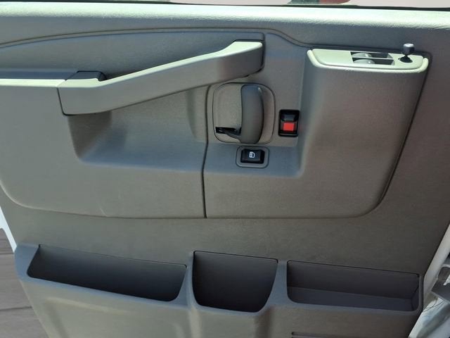 2023 Chevrolet Express Passenger 3500 1LT