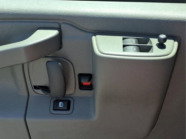 2023 Chevrolet Express Passenger 3500 1LT