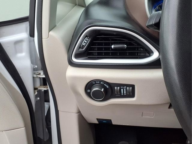 2024 Chrysler Voyager LX