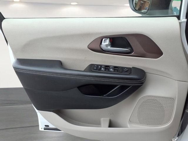 2024 Chrysler Voyager LX