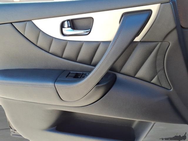 2017 INFINITI QX70 Y