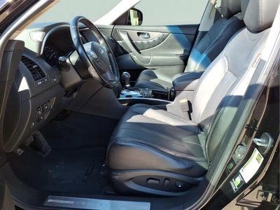 2017 INFINITI QX70 Y