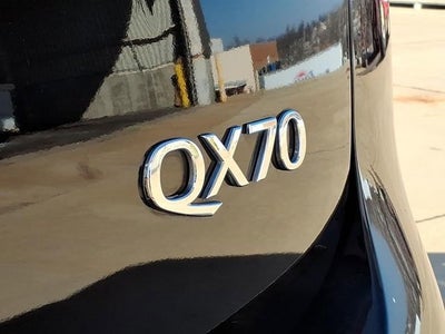 2017 INFINITI QX70 Y