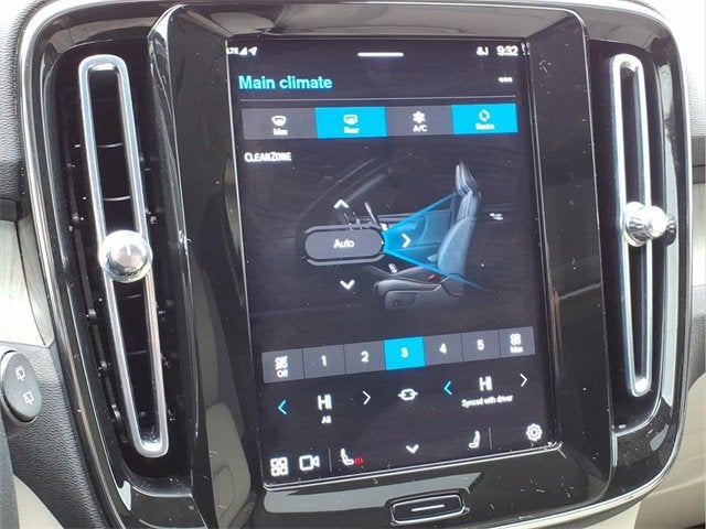 2023 Volvo XC40 Plus Bright Theme