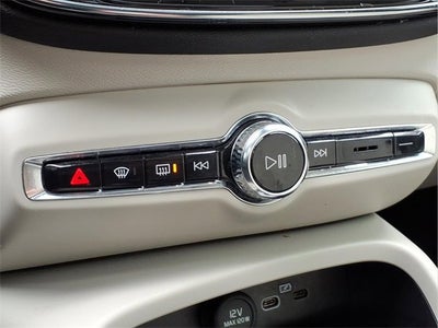 2023 Volvo XC40 Plus Bright Theme