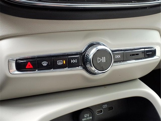 2023 Volvo XC40 Plus Bright Theme