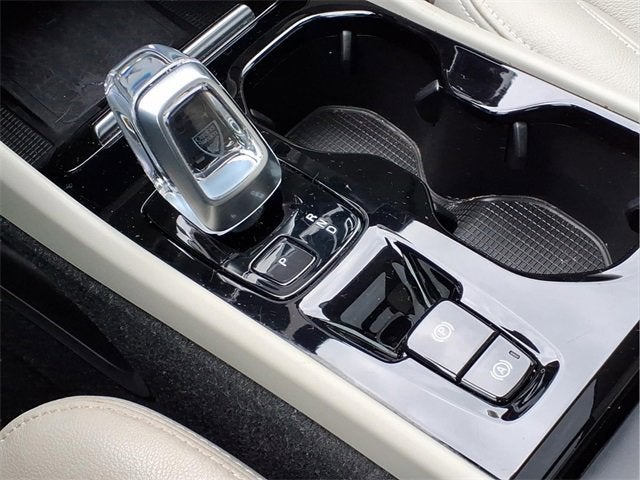 2023 Volvo XC40 Plus Bright Theme