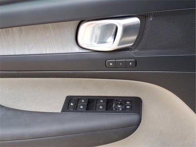 2023 Volvo XC40 Plus Bright Theme