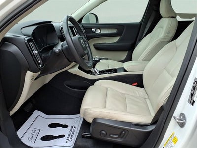 2023 Volvo XC40 Plus Bright Theme