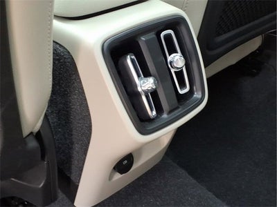 2023 Volvo XC40 Plus Bright Theme