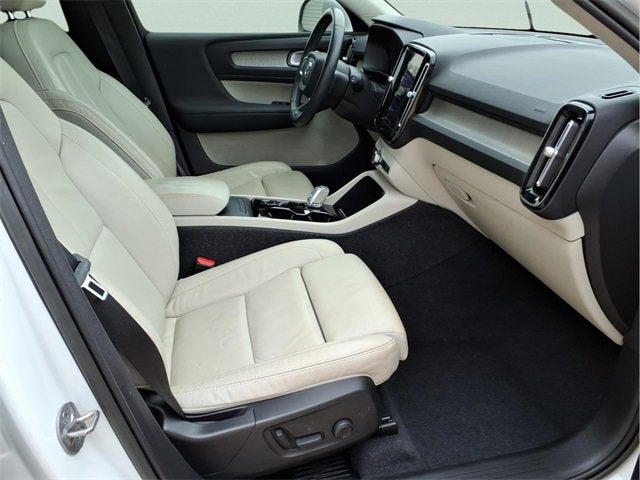 2023 Volvo XC40 Plus Bright Theme