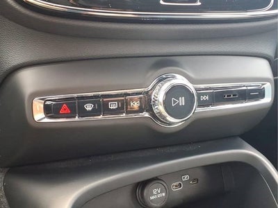 2023 Volvo XC40 Core