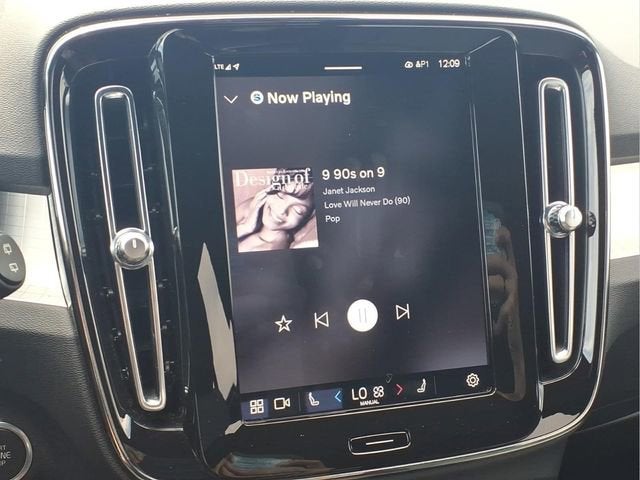 2023 Volvo XC40 Core